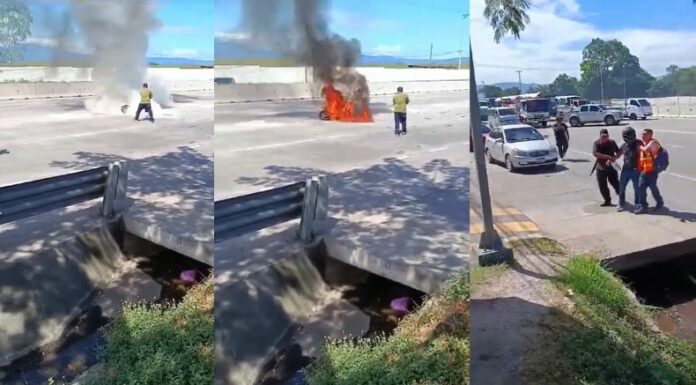 Una motocicleta incendiada reporta un equipo de emergencias en el periférico Claudia Lars. El conductor se observa con leve lesiones.