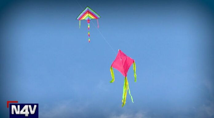 Varios estudiantes participaron es un festival de piscuchas para compartir un buen momento con sus padres.