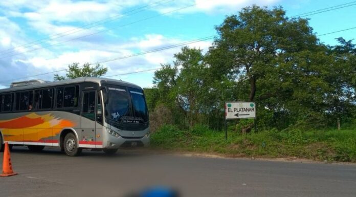 La Policía Nacional Civil (PNC) reportó que un motociclista falleció en un accidente de tránsito el desvío de Moncagua, San Miguel.