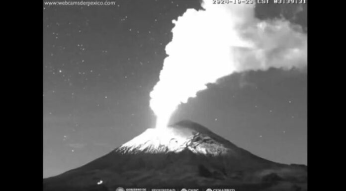 Gracias a una cámara de monitoreo del volcán Popocatépetl, en México, se pudo registrar la actividad en las primeras horas de la mañana.