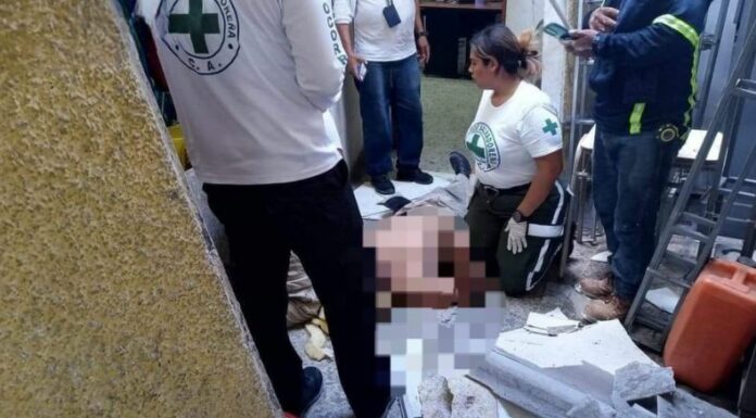 Cruz Verde de Mejicanos reportó que un hombre cayó desde el techo de un establecimiento ubicado en San Salvador.