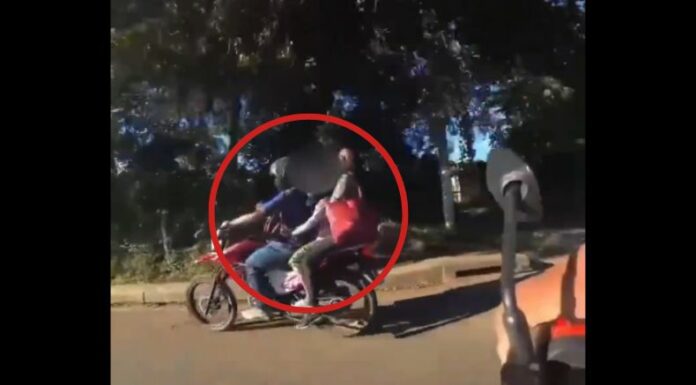 Gestores del VMT sorprendió a un motociclista que transportaba a tres personas y una de ellas no portaba casco.