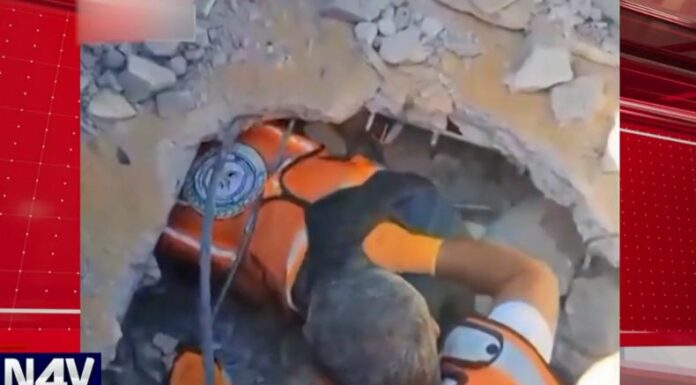 Protección Civil Palestina rescató a una mujer que llevaba cinco días soterrada entre los escombros en Gaza.