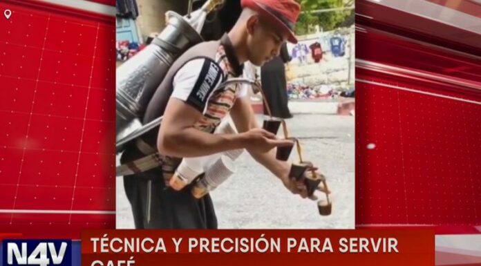 Un hombre se las ingenia para vender café, utilizando su técnica y precisión para servir varios vasos a la vez.