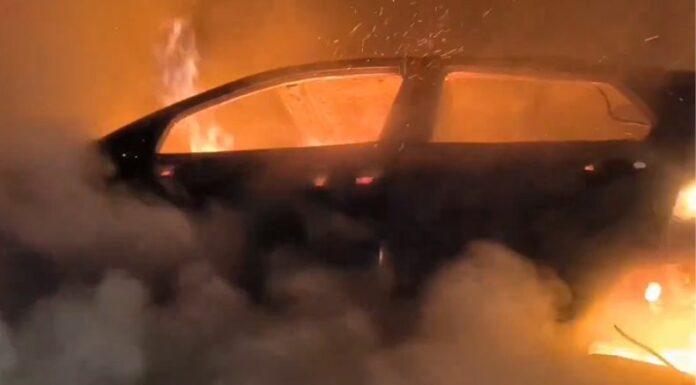 La Policía Nacional Civil (PNC) reportó un vehículo incendiado sobre la carretera de Oro, en Ciudad Delgado, San Salvador.