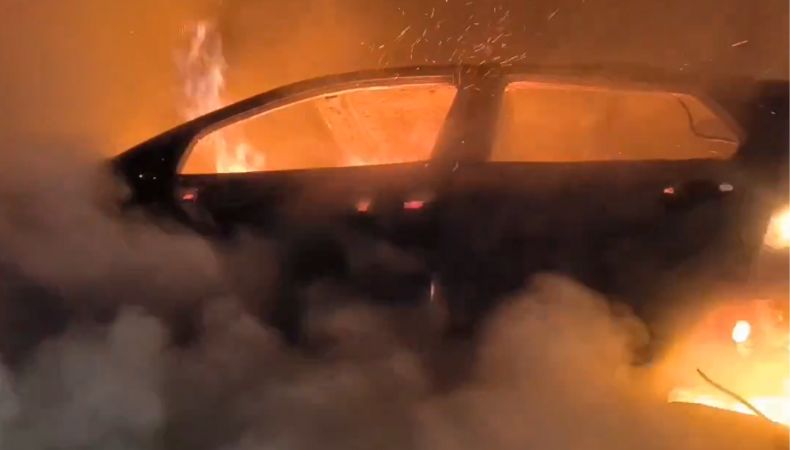 La Policía Nacional Civil (PNC) reportó un vehículo incendiado sobre la carretera de Oro, en Ciudad Delgado, San Salvador.