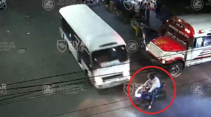 Las cámaras de Sívar Seguro captaron un nuevo accidente de tránsito donde la causa fue el irrespeto a la luz roja.