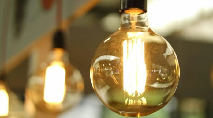 Aumentan a 14 horas los apagones programados en Ecuador