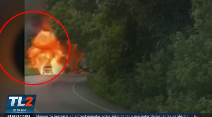 Tras un accidente de tránsito y un incendio generado por el mismo entre dos rastras, un conductor se atrevió a cruzar en medio de las llamas.