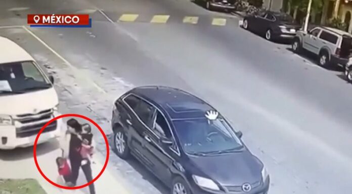 En México una madre y sus hijos se salvan de ser atropellados por un microbús que aparentemente quedó sin frenos y sin conductor.