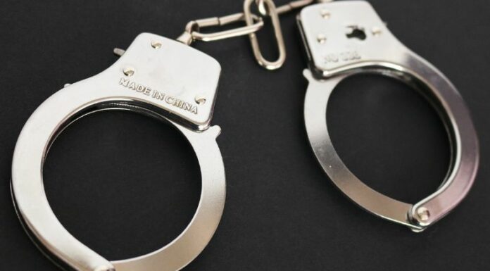 La Policía Nacional Civil (PNC) reportó la captura de un hombre que movilizaba droga en una bocina portátil y en un bolsón.