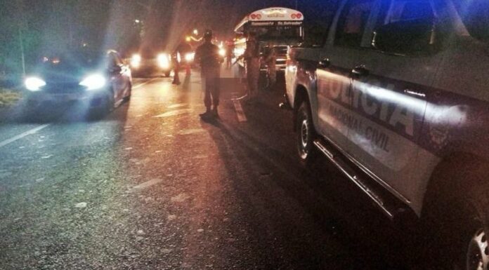 La Policía Nacional Civil (PNC) reportó a dos personas fallecidas en accidentes de tránsito ocurridos en diferentes zonas del país.