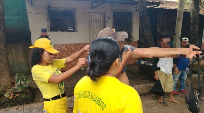 Elementos de Comandos de Salvamentos atienden emergencia de personas afectadas por picaduras de abejas en Sonsonate Centro.