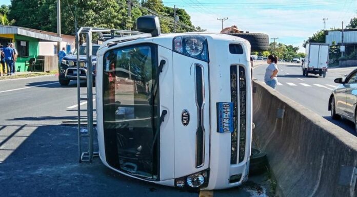 La Policía Nacional Civil (PNC) reportó un accidente de tránsito en la la carretera que de Quezaltepeque conduce hacia San Juan Opico.