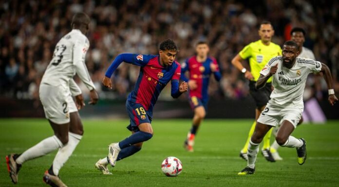 Un video muestra el momento que pseudoaficionados insultan a jugadores del Barcelona en el Clásico de este sábado.
