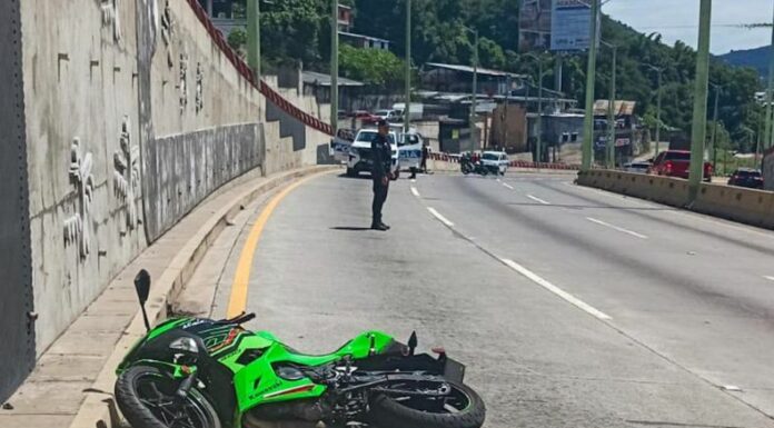 La Policía Nacional Civil (PNC) reportó un motociclista fallecido a la altura del Paso del Jaguar, con sentido a San Salvador.