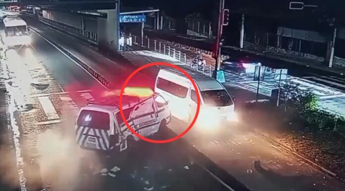 Cámaras captaron el momento exacto en el que un microbús impactó contra una ambulancia de Cruz Verde, en el bulevar del Ejército.