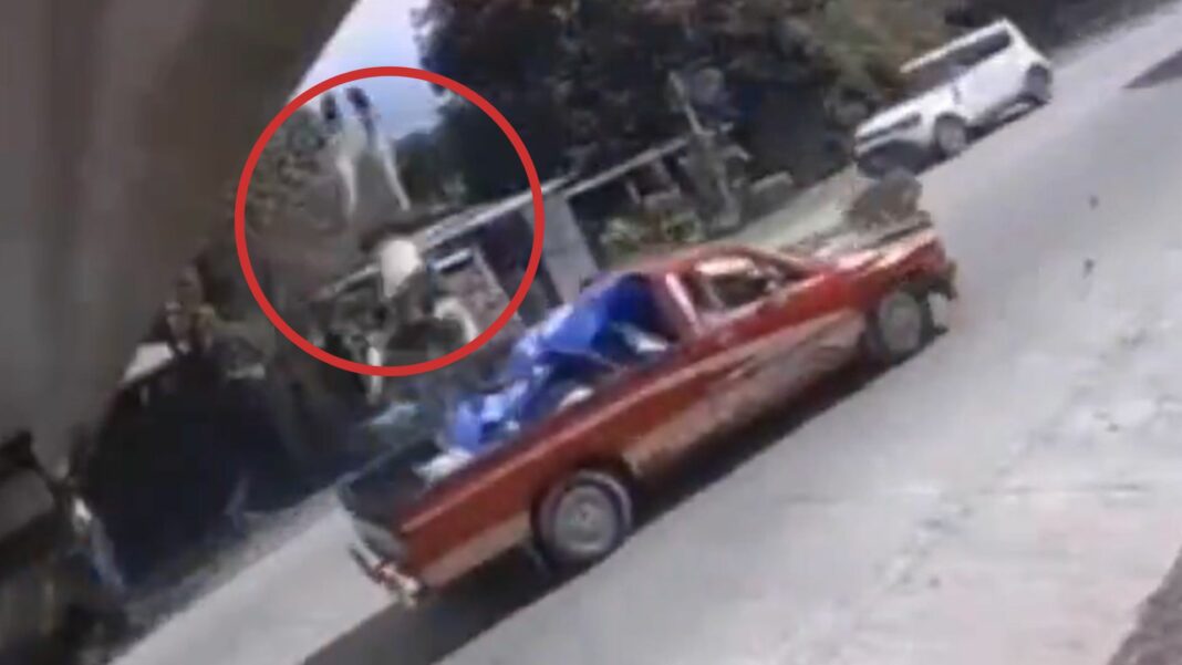 Un motociclista casi pierde la vida tras intentar rebasar a un autobús color azul en Tegucigalpa, Honduras.