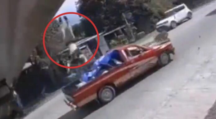 Un motociclista casi pierde la vida tras intentar rebasar a un autobús color azul en Tegucigalpa, Honduras.