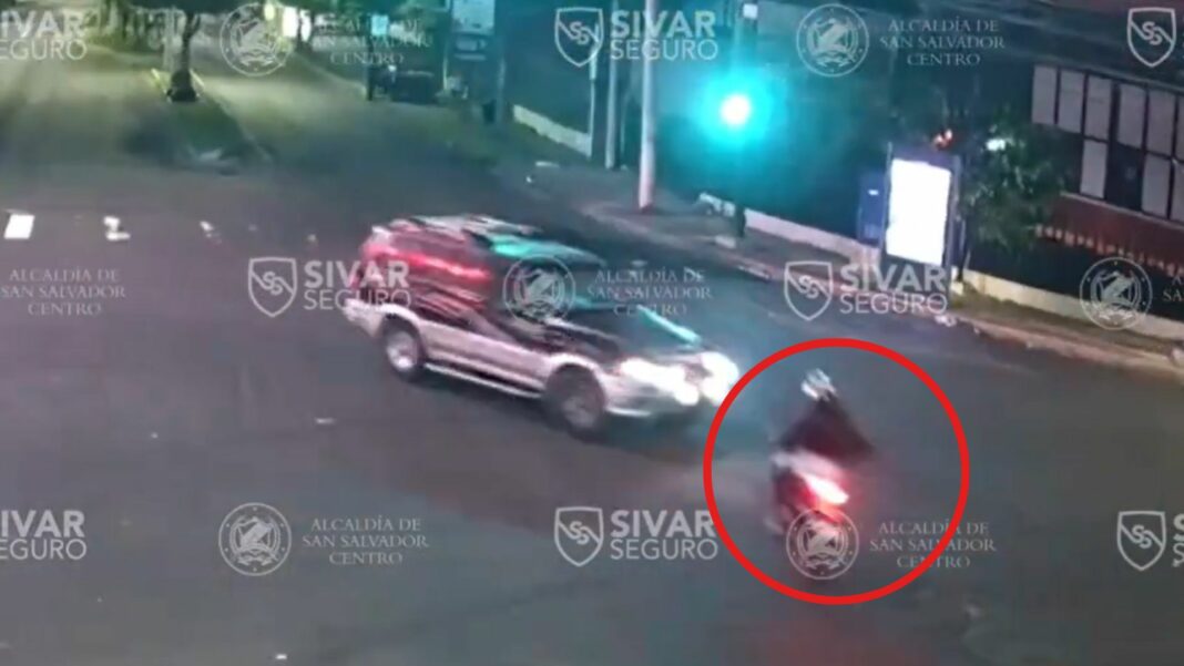 Las cámaras de Sívar Seguro captaron nuevamente un accidente de tránsito a causa del irrespeto a la luz roja.