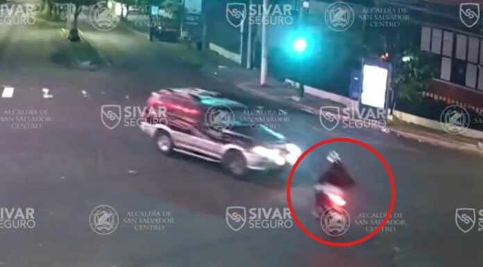 Las cámaras de Sívar Seguro captaron nuevamente un accidente de tránsito a causa del irrespeto a la luz roja.