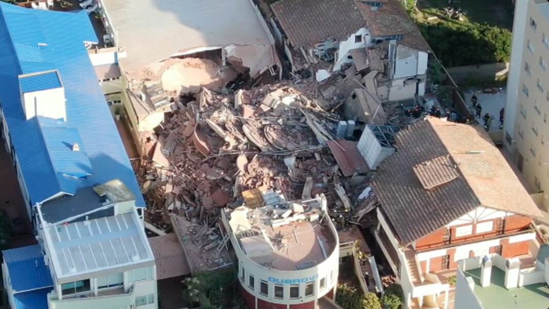 Argentina Colapsa edificio y buscan sobrevivientes entre los escombros Un edificio de 10 pisos se desplomó en Buenos Aires, Argentina. Hasta ahora se desconoce cómo ocurrió este incidente.