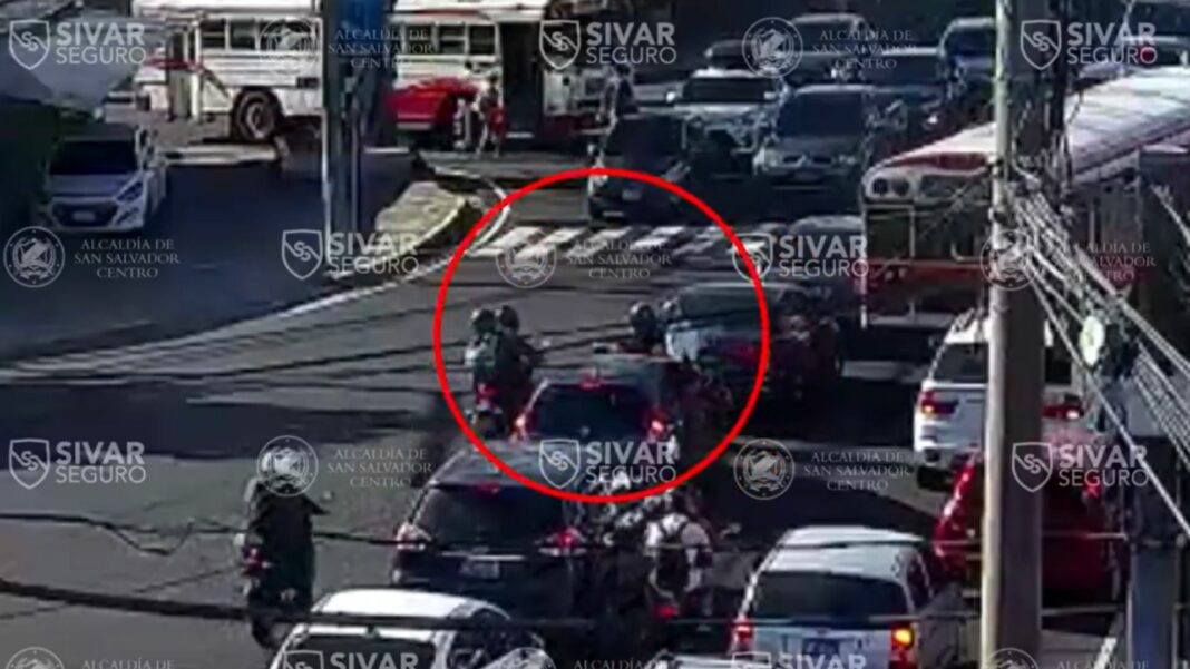 Las cámaras de Sívar Seguro captaron cuando un motociclista y su acompañante terminan sobre el asfalto por transitar de manera imprudente.