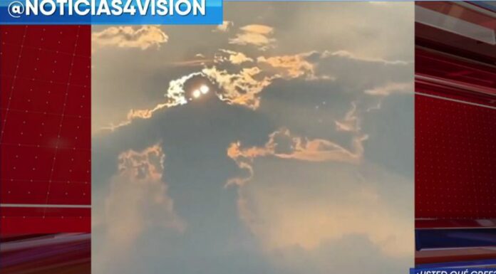 n redes sociales se viralizó un video donde captaron una nube que parece ser la figura de un hombre con dos luces que simulan los ojos.