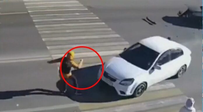 Un menor de edad se salva de ser atropellado en Rusia, cuando este iba cruzando la calle y un carro involucrado en accidente casi lo arrolla.