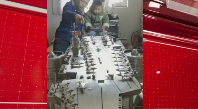 Un hombre aficionado creó un portavión a escala con la ayuda de sus hijos, quienes heredaron sus gustos por este medio.