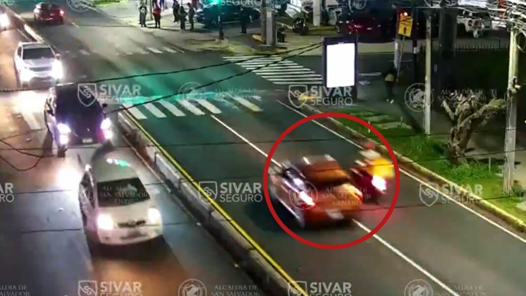 En un video quedó documentado cuando un conductor colisionó contra un motociclista tras invadirle su carril.