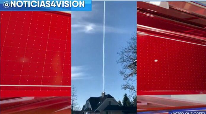 En redes sociales circuló un video donde se observa que de una chimenea de una casa, sale un humo que va en línea recta hacia el cielo.