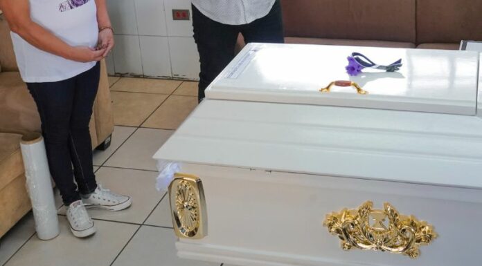 Tras la extracción del cuerpo de Óscar Alexis Arévalo Rauda de una fosa clandestina la FGR entró sus restos a su familia.