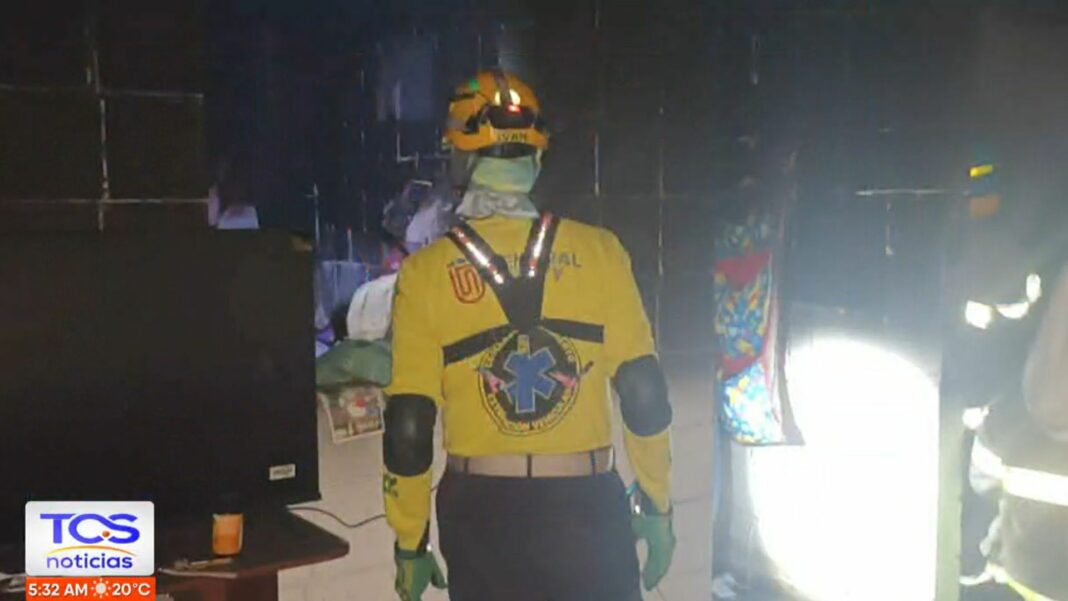 El incendio dejó cuantiosas perdidas materiales y una persona del sexo femenino fue atendida por crisis nerviosa.