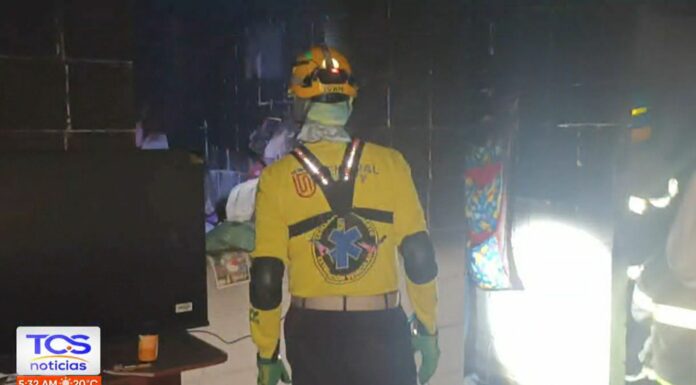 El incendio dejó cuantiosas perdidas materiales y una persona del sexo femenino fue atendida por crisis nerviosa.