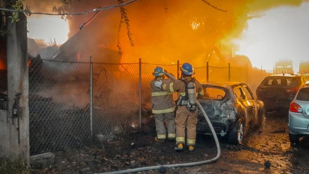 Varios internautas reportan un incendio de gran magnitud en la colonia Santa Fe #2, San Martín, San Salvador.