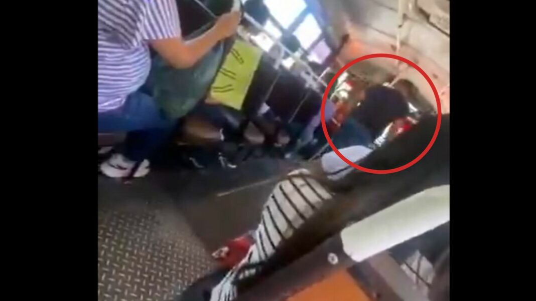 Las autoridades detallaron que la disputa se debió por los pasajeros ya que ambos trabajan como transportistas de la ruta 21.