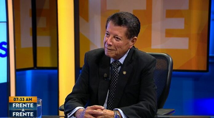 Por su larga trayectoria en la abogacía el Dr. Roberto fue galardonado con el premio 