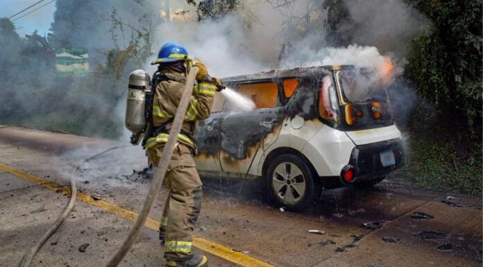 Cuerpo de Bomberos reportó un vehículo incendiado en la calle al Volcán, Santa Tecla, del departamento de La Libertad.
