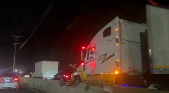 A estas horas de la noche se reporta tráfico colapsado en el tramo de Los Chorros, debido a un derrumbe en la zona.