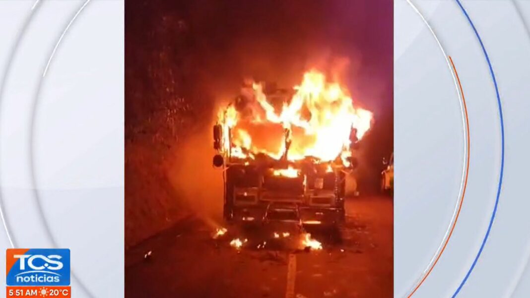 Ahora ¡Incendio consume un autobús en Aguilares! Un voraz incendio consumió en su totalidad la unidad de un transporte público sobre la carretera Troncal del Norte.