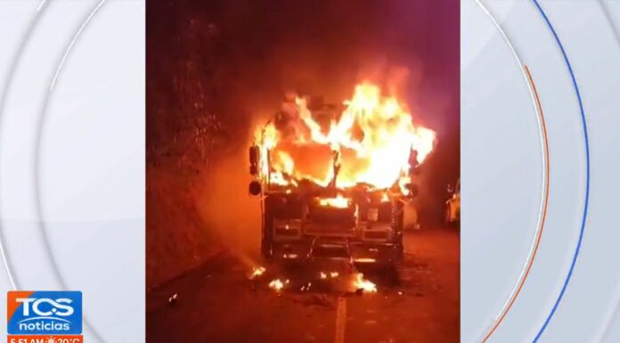 Un voraz incendio consumió en su totalidad la unidad de un transporte público sobre la carretera Troncal del Norte.