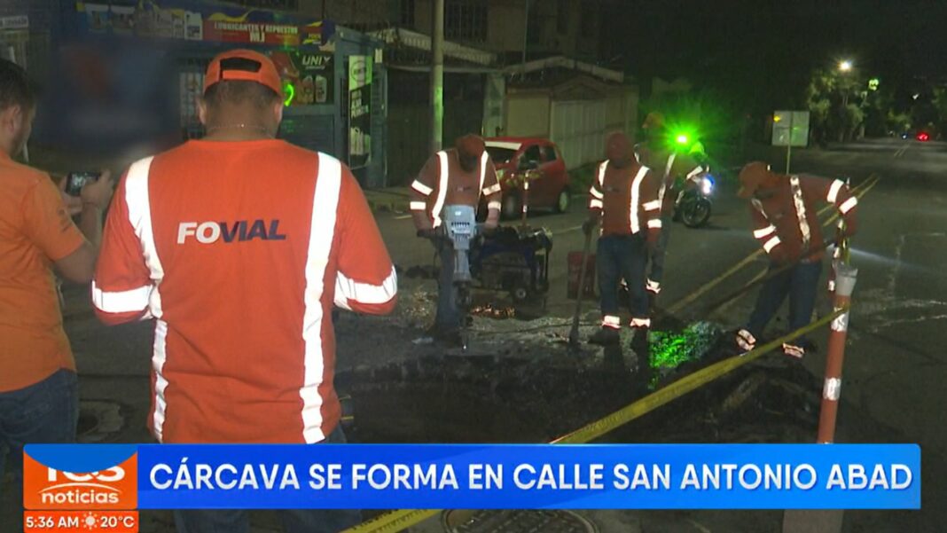 Debido a la formación de una cárcava sobre la calle San Antonio Abad, el FOVIAL está trabajando para solucionar el problema.