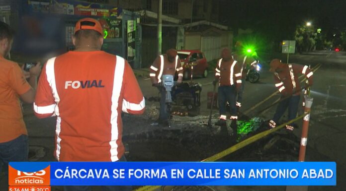 Debido a la formación de una cárcava sobre la calle San Antonio Abad, el FOVIAL está trabajando para solucionar el problema.