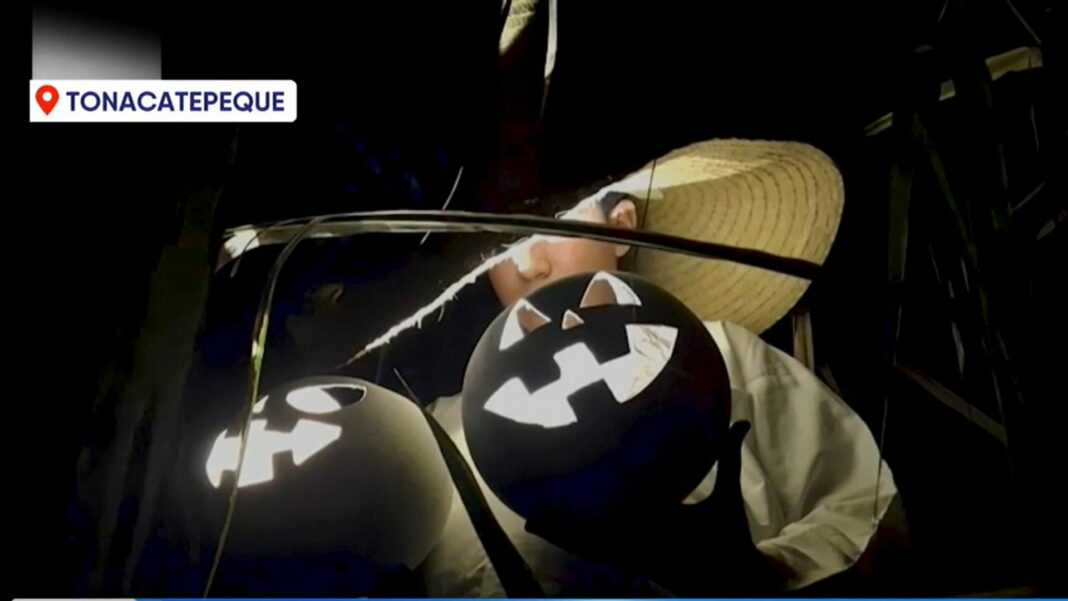 Cada 1 de noviembre en Tonacatepeque se celebra el día de la Calabiuza, donde los personajes mitológicos salvadoreños recorren las calles.