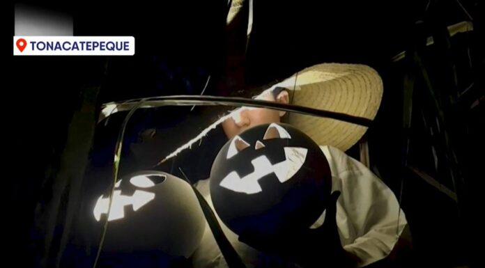 Cada 1 de noviembre en Tonacatepeque se celebra el día de la Calabiuza, donde los personajes mitológicos salvadoreños recorren las calles.