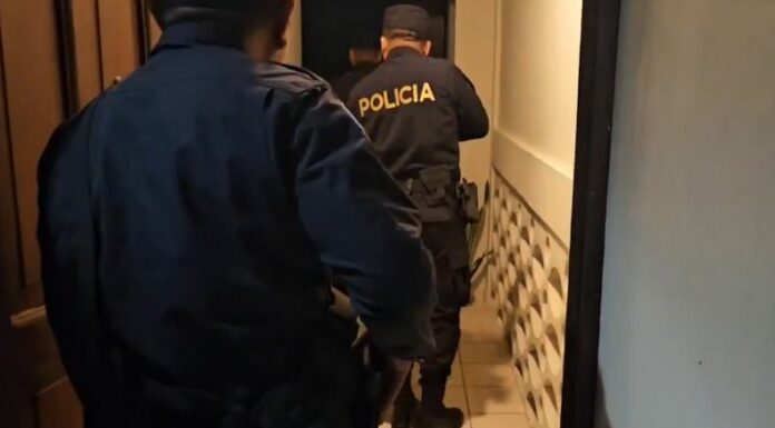 La Fiscalía General de la República (FGR) giró órdenes de detención contra 17 personas acusadas de cometer varios delitos.