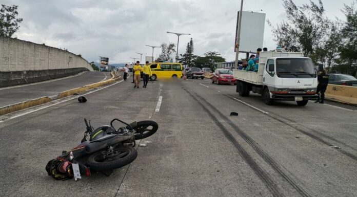 Comandos de Salvamento reportó que una motociclista falleció en un accidente de tránsito en el bulevar Monseñor Romero.
