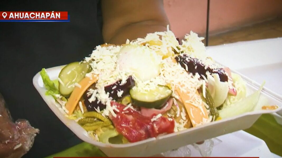 El fiambre es una mezcla de carnes, embutidos, vegetales, quesos y encurtidos, todos ellos finamente picados y aderezados con una vinagreta.