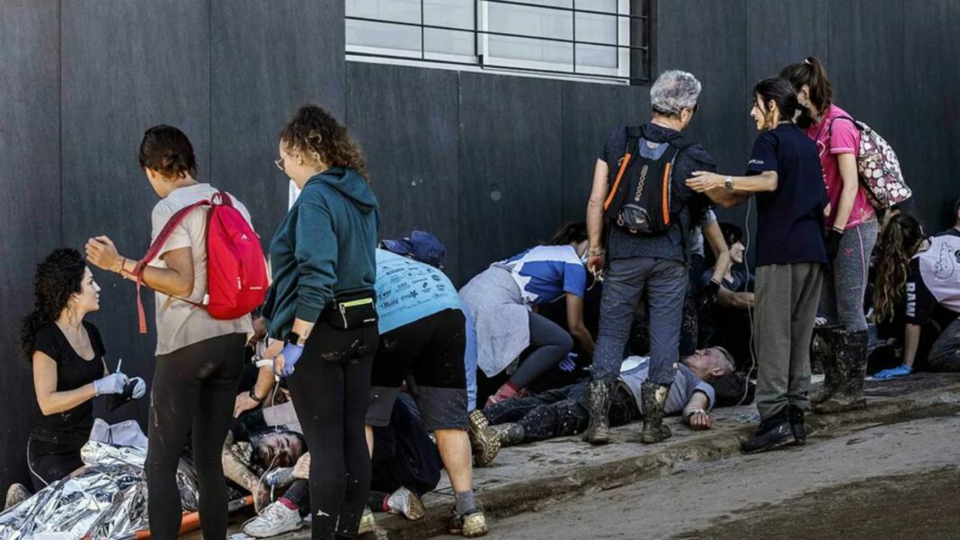 19 voluntarios resultaron intoxicados al inhalar gases de una bomba de agua mientras realizaban limpieza ante los estragos de DANA.